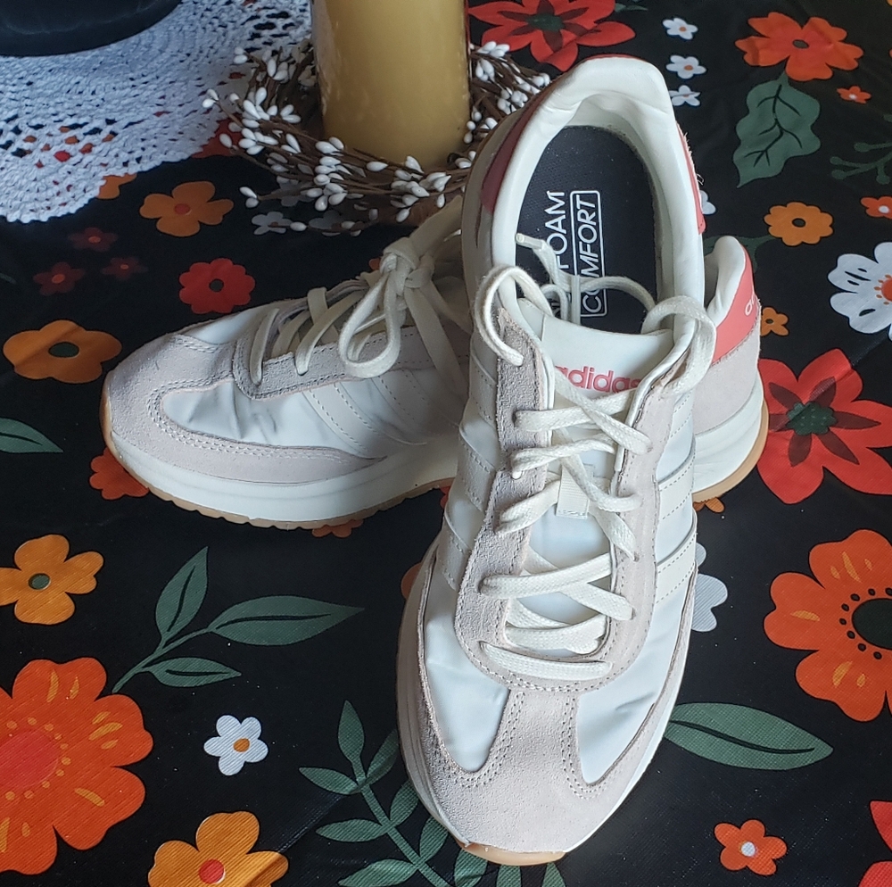 Women's Adidas Run 70's 2.0.